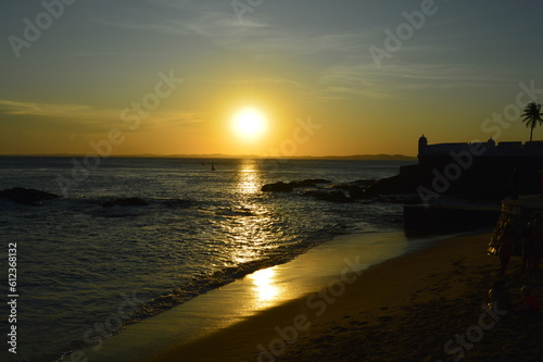 Pôr do sol na praia em Salvador © @trabalho.paraisso
