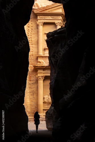 Obraz na płótnie Silhouette of a woman in front of the beautiful Al Khazneh (The Treasury) seen through of a canyon's walls in Petra. Petra is a historical and archaeological city in southern Jordan w salonie