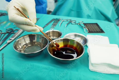 medical assistant wearing white gloves Use a thousand beams of color. Dip in disinfectant water on the green table