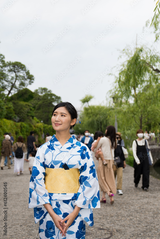 レトロな街並みと浴衣の女性４