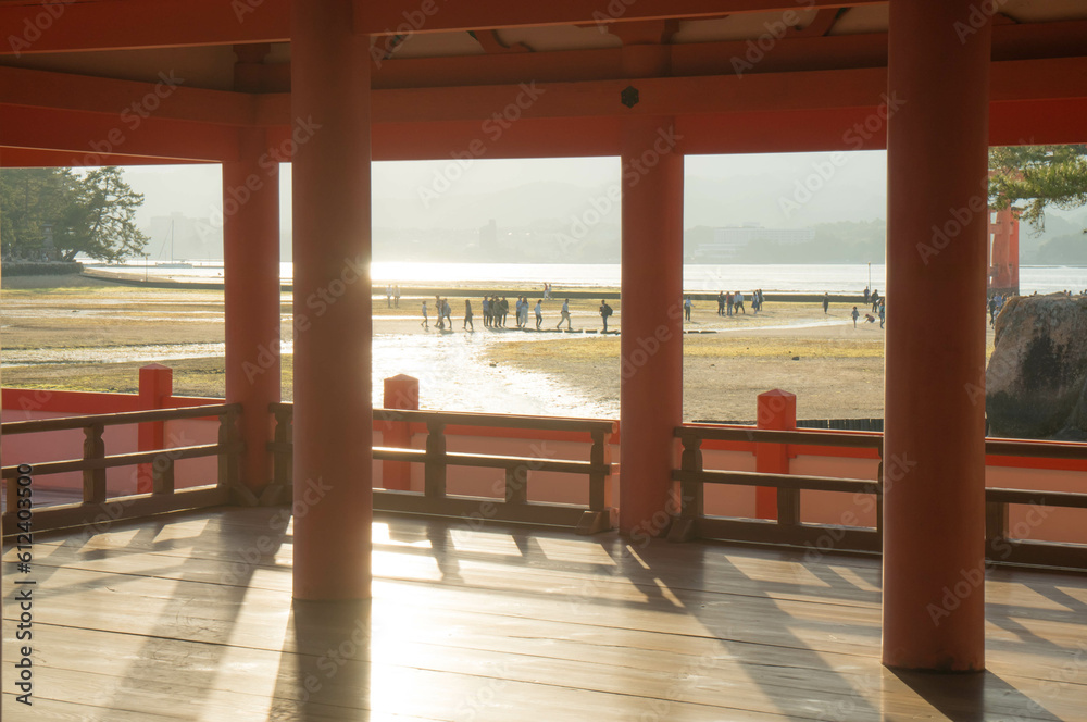 広島 夏の厳島神社を照らす美しい夕日