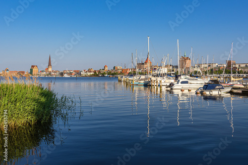 Blick über die Warnow auf die Hansestadt Rostock