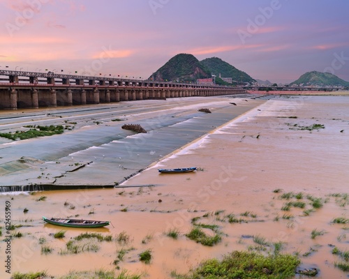 Foto Scenic view of the Prakasam barrage during purple color sunset