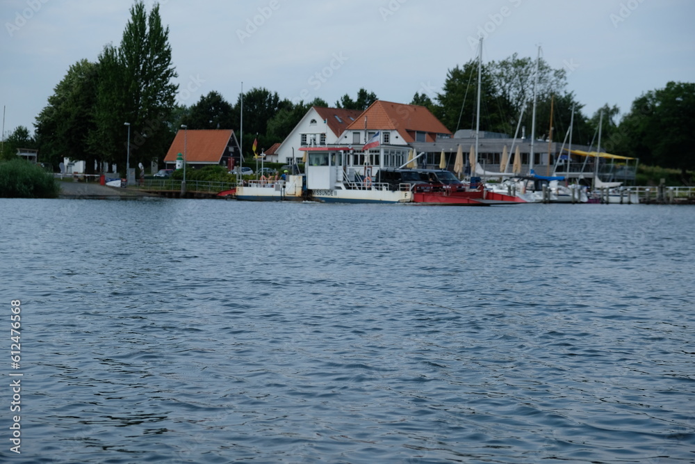 FU 2022-07-30 EckNoorKanu 302 Beim kleinen Ort ist ein Hafen