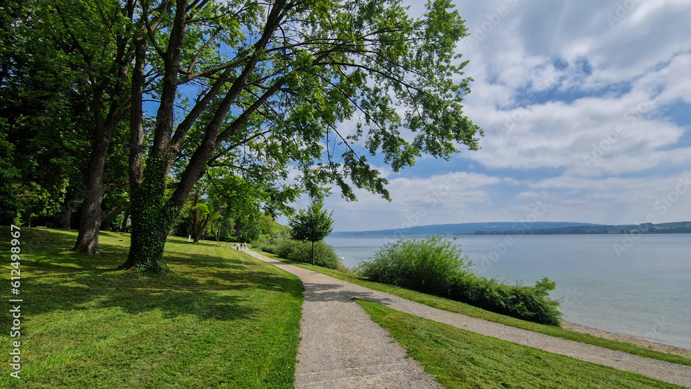 Sommer Urlaub am schönen Bodensee mit blauen Himmel und Sonnenschein Sommer Urlaub am schönen Bodensee mit blauen Himmel und Sonnenschein