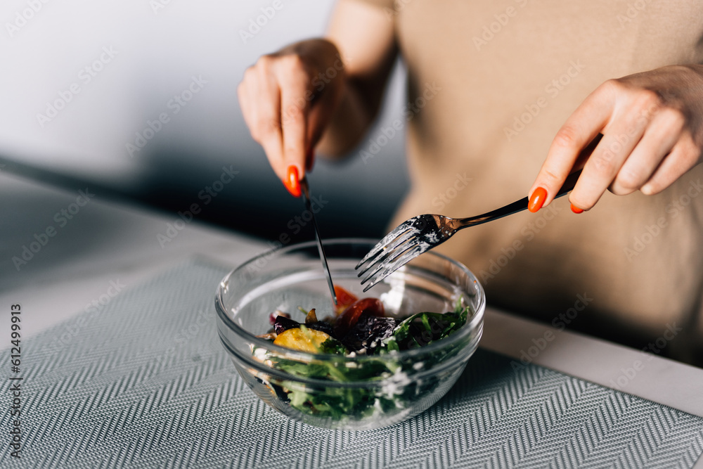 Obraz premium Happy woman is preparing the vegetables and fruit in the kitchen.