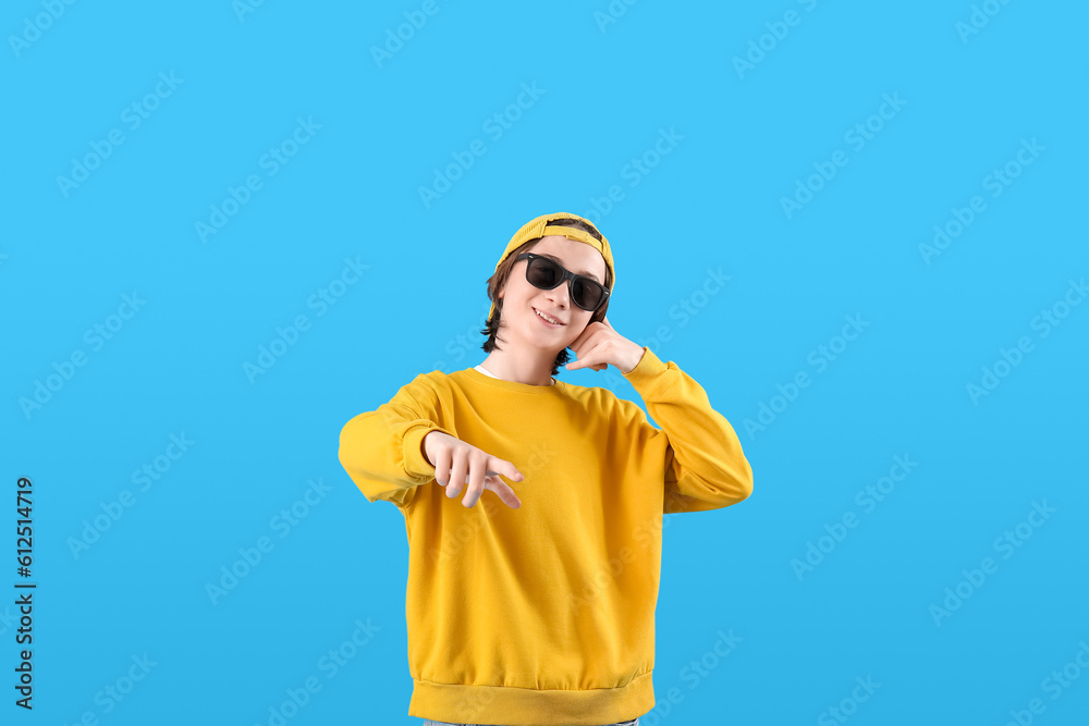 Naklejka premium Cool teenage boy showing 