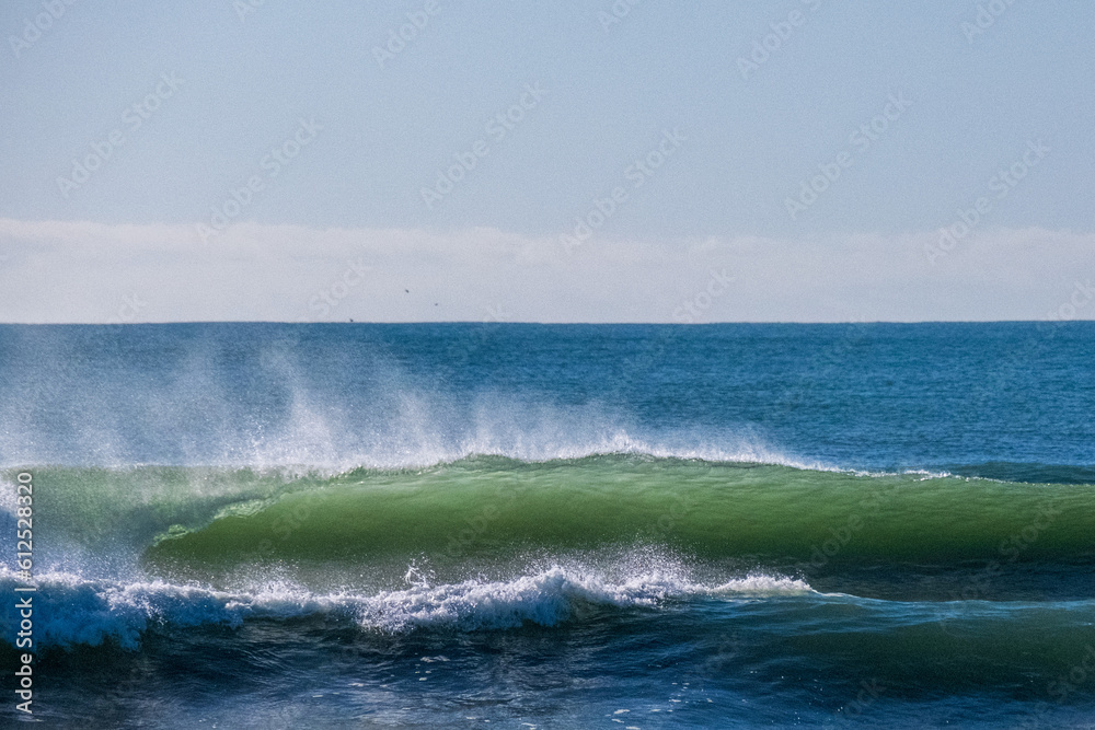 Fototapeta premium waves crashing on the beach