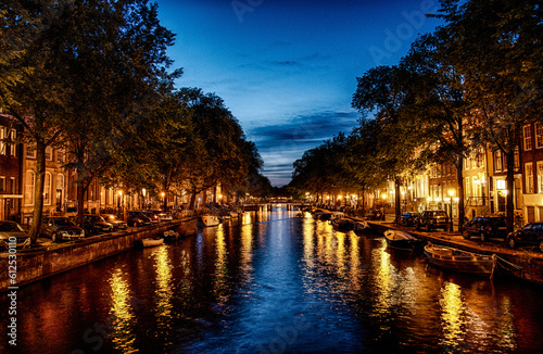 Abendliche Ansicht einer Gracht in Amsterdam