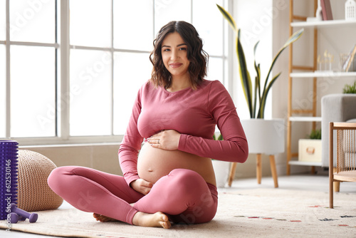 Fotografía Sporty pregnant woman sitting at home