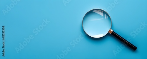 Une loupe sur fond bleu photo