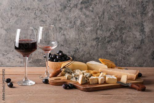 Принти на полотні Pieces of tasty cheese and glasses with wine on table