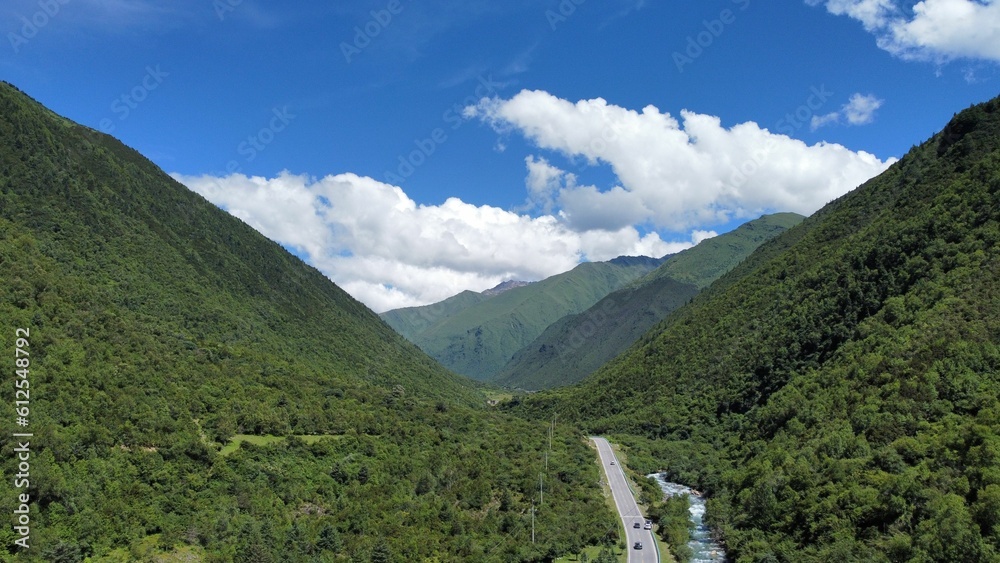Naklejka premium Valley with green hills under the cloudy sky