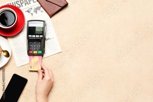 Young woman paying with cre...