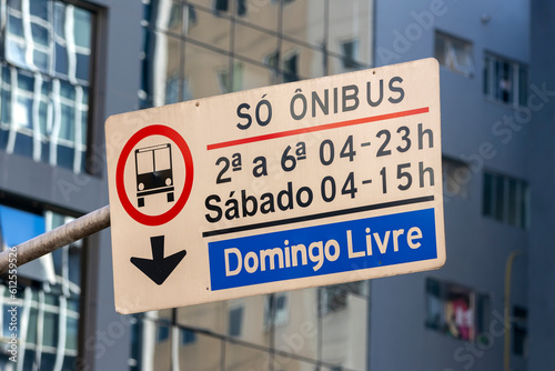 Quadro em tela Placa para circulação de ônibus
