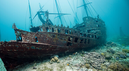 Plexiglas schilderij Schip Gezonken schip in zonlicht zee  © Marco