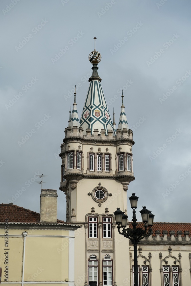 Obraz premium Vertical of Sintra city hall on a sunny day with a cloudy sky in the background