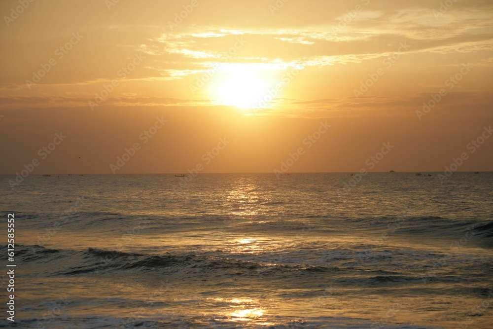 Fototapeta premium Golden sunset over the ocean