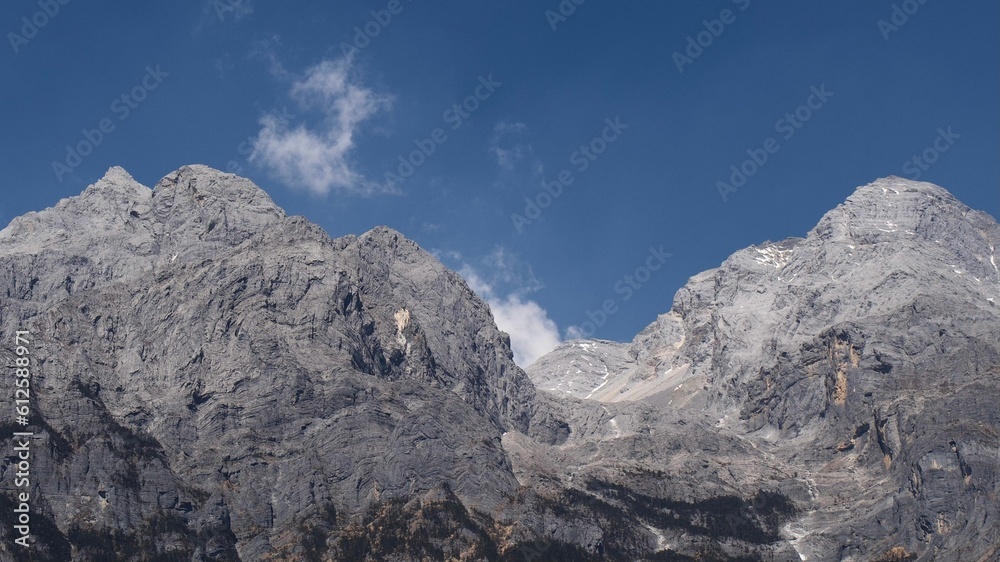 Obraz premium Landscape view of the rocky mountains against a blue sky