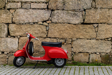 Bilder mit Rahmen Roller Roter Vintage Roller im Stadtbild  © EDUARDO