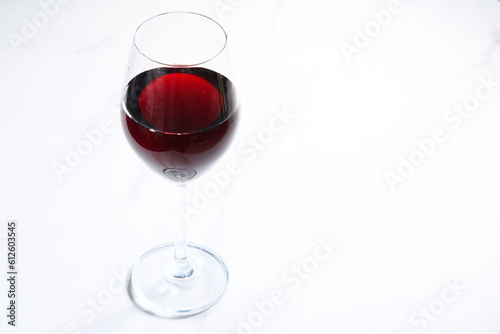 美味しい赤ワインをのんびりと味わう