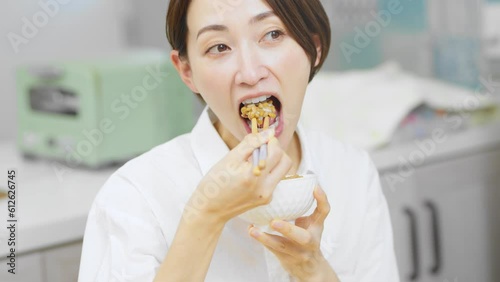 納豆ご飯を食べる若い女性　飲食イメージ	
