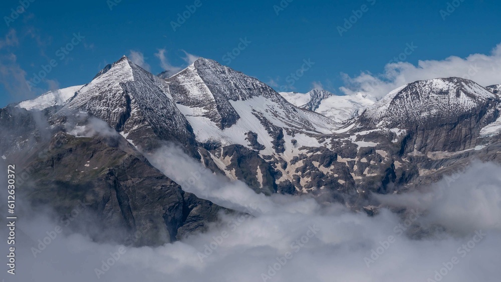 Obraz premium High-angle of snowy peaks of Grossglockner mountain on a sunny day, Austria