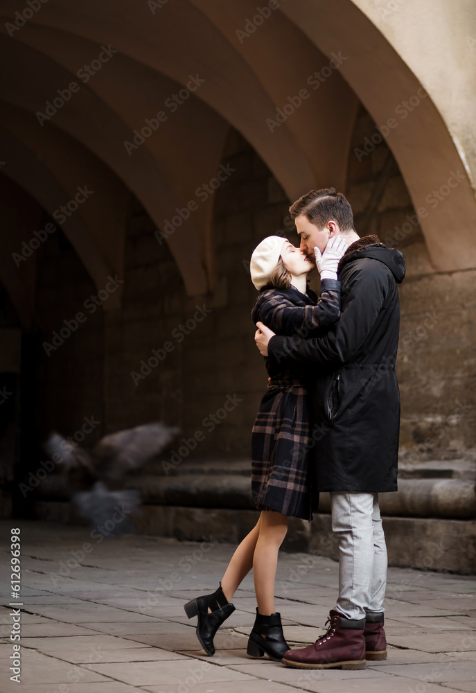 © Cavan - young man and woman kissing during a romantic date in autumn © Cavan - young man and woman kissing during a romantic date in autumn