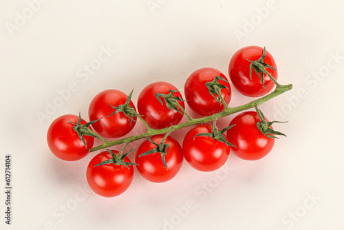 Ripe sweet cherry tomato branch © Andrei Starostin