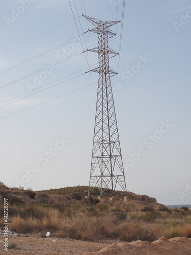 Vista de poste electrico en el campo