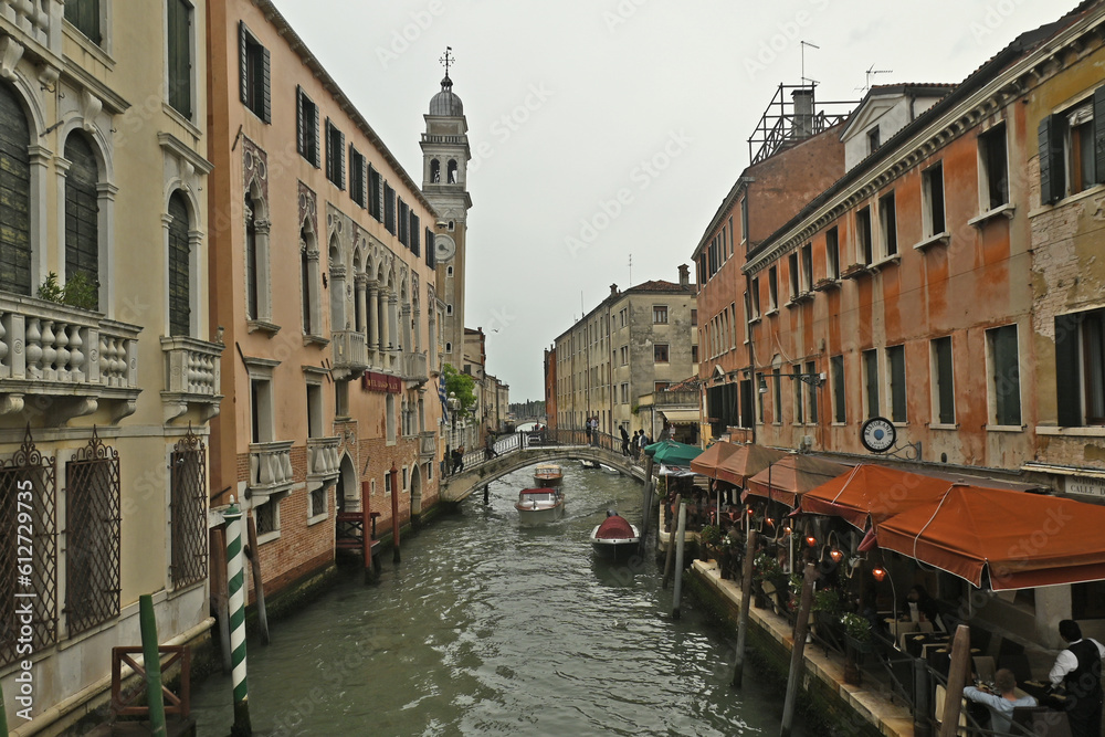 Venezia e le sue calli e canali in un giorno di pioggia