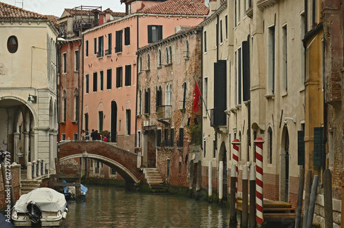 Venezia e le sue calli e canali in un giorno di pioggia © lamio