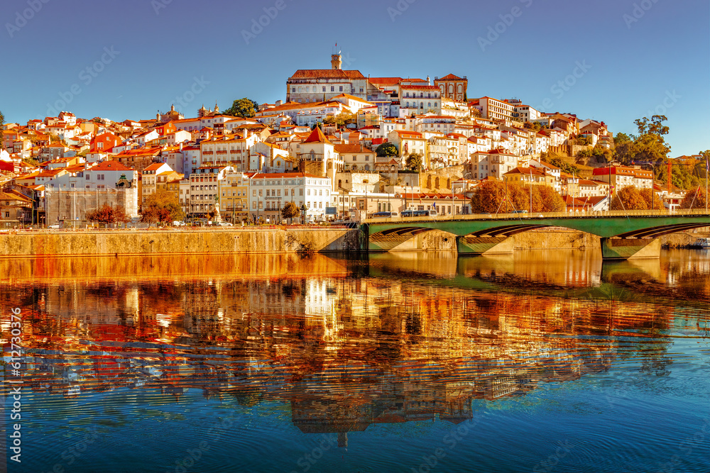 Reflexo da paisagem urbana da cidade de Coimbra nas águas do Rio Mondego. Destaque para a Universidade de Coimbra. 
