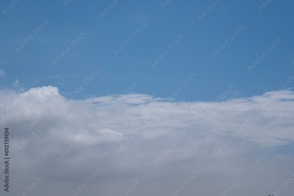夏、梅雨明け、さわやかな晴天の青空と折り重なったふわふわの積乱雲の背景　夏休み・天気・アウトドア・旅行・バカンスのイメージ