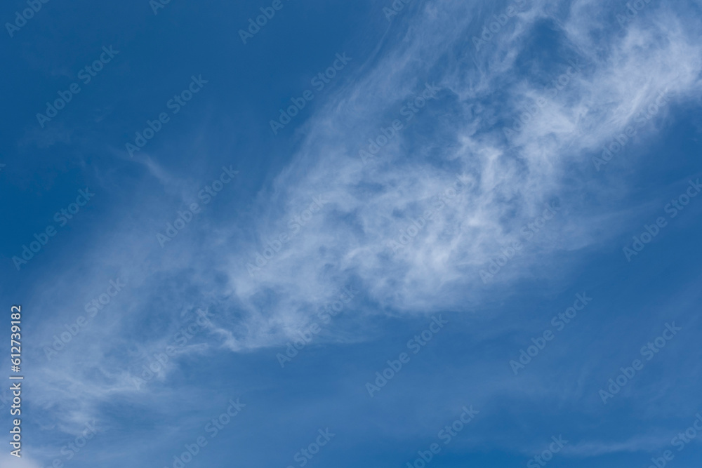 Obraz premium 夏、梅雨明け、さわやかな晴天の青空と折り重なったふわふわの積乱雲の背景 夏休み・天気・アウトドア・旅行・バカンスのイメージ