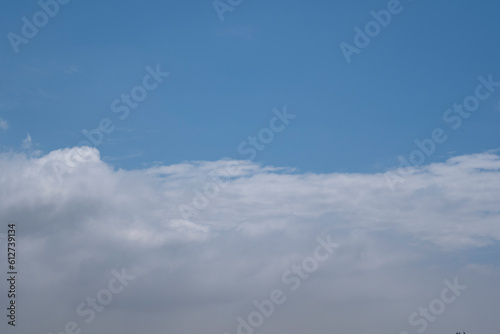 夏、梅雨明け、さわやかな晴天の青空と折り重なったふわふわの積乱雲の背景 夏休み・天気・アウトドア・旅行・バカンスのイメージ