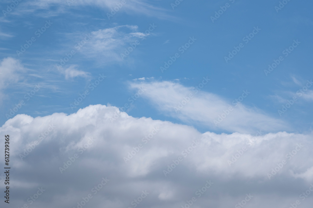 夏、梅雨明け、さわやかな晴天の青空と折り重なったふわふわの積乱雲の背景　夏休み・天気・アウトドア・旅行・バカンスのイメージ