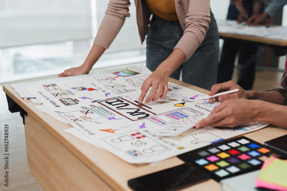 Obraz premium Close up ux developer and ui designer brainstorming interface wireframe design.Creative digital development agency