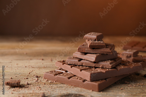 Canvas Print Pieces and crumbs of tasty chocolate bars on wooden table