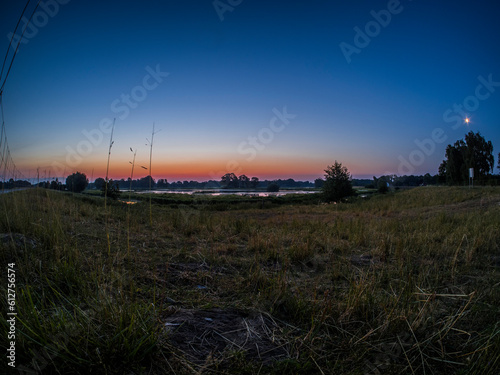 Obraz na płótnie sunset over the river w salonie