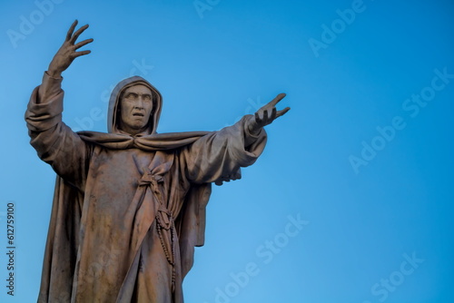 Ferrara, Italien - Denkmal von Girolamo Savonarola aus dem Jahr 1875 photo
