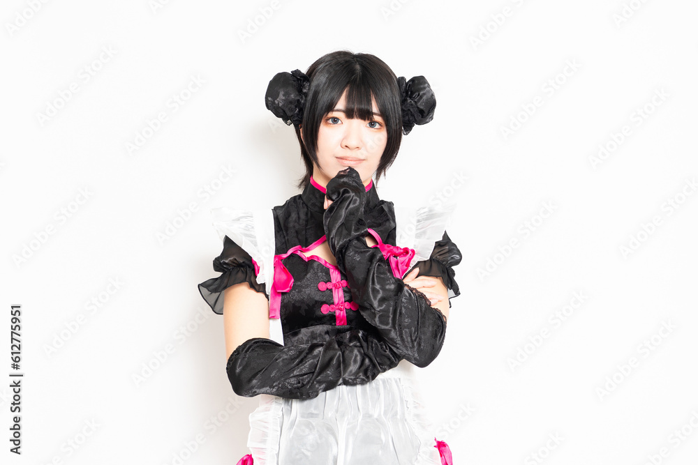 白背景の前で考え事をしているメイドさん
