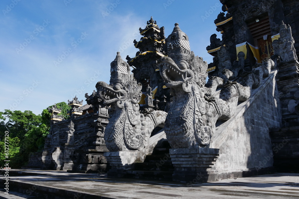 Drachen an Tempel auf Bali