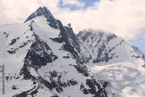 Majestätische Alpenlandschaft der Hohen Tauern; Großglockner (3798m) mit Teufelshorn und Glocknerwand, davor Glocknerkees