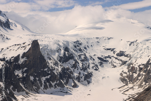 Imposante Gletscherlandschaft der Pasterze; Kleiner Burgstall, Oberster Pasterzenboden, Johannisberg und Gletscherzunge im Mai 2023