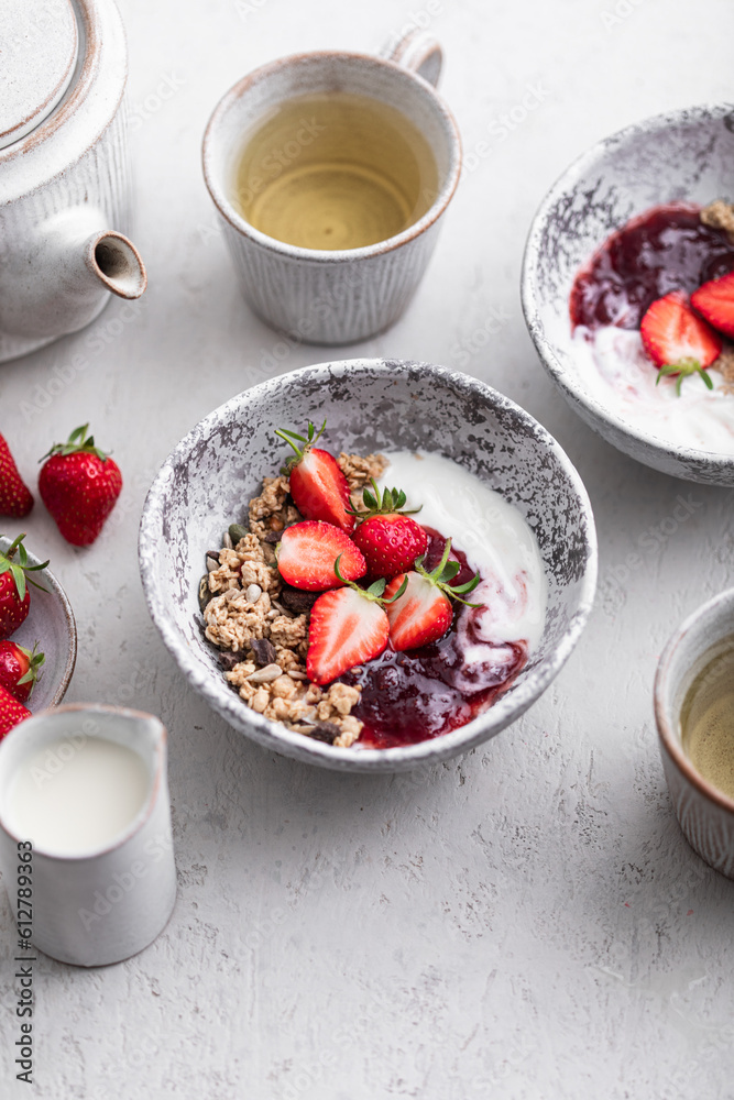 bol petit déjeuner granola chocolat, yaourt, graines de courge, fraises confiture, thé bol petit déjeuner granola chocolat, yaourt, graines de courge, fraises confiture, thé