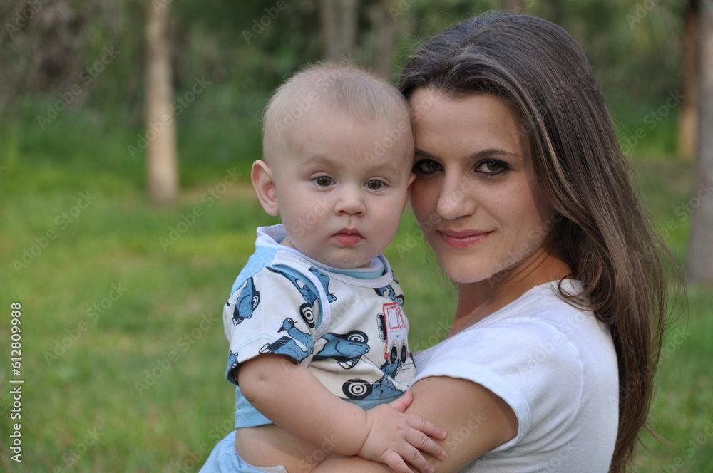 mãe e bebê juntos em area externa, amor de mãe mãe e bebê juntos em area externa, amor de mãe