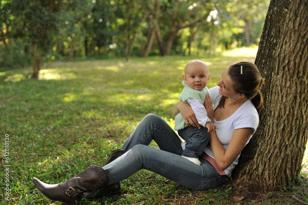 mãe e bebê juntos em area externa, amor de mãe 