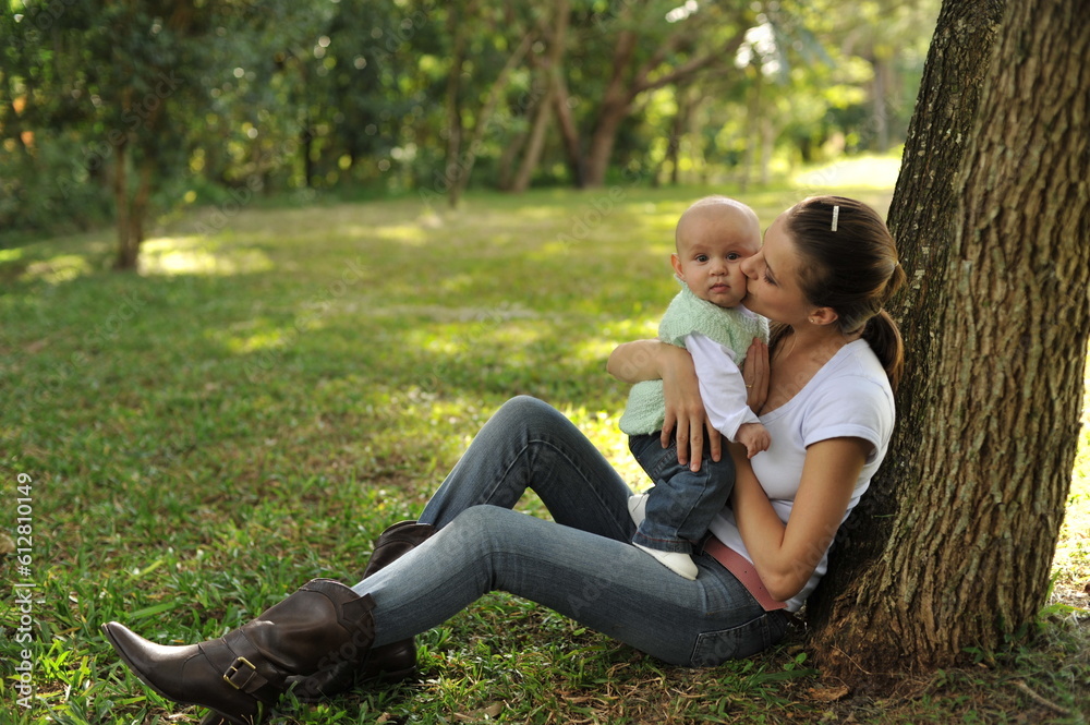 mãe e bebê juntos em area externa, amor de mãe mãe e bebê juntos em area externa, amor de mãe