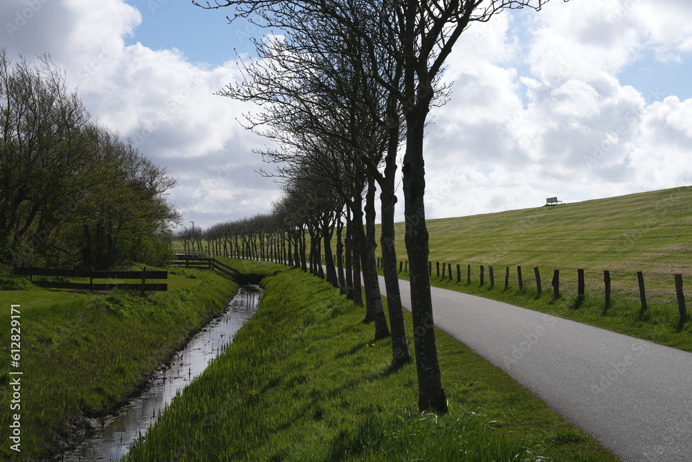 Hinterm Deich an der Nordsee, Küstenschutz, Deichverteidigung, Kanal zur Entwässerung Hinterm Deich an der Nordsee, Küstenschutz, Deichverteidigung, Kanal zur Entwässerung